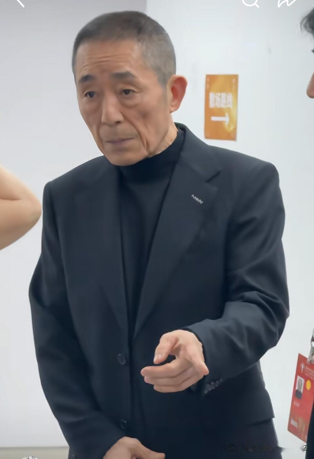 感觉他真的会保养，76岁了看起来就像五六十岁的老人，年轻的时候不显年轻，老的时候