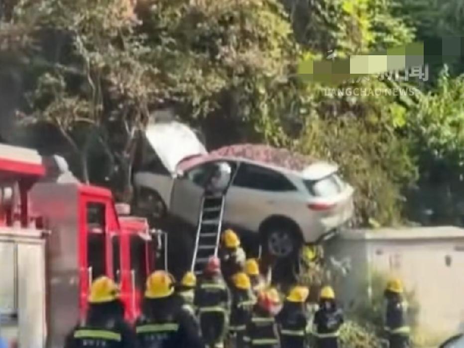 近日重庆，一40岁男子开车经过隧道口时，车辆突然失控，3秒钟后，车辆竟然直接开到