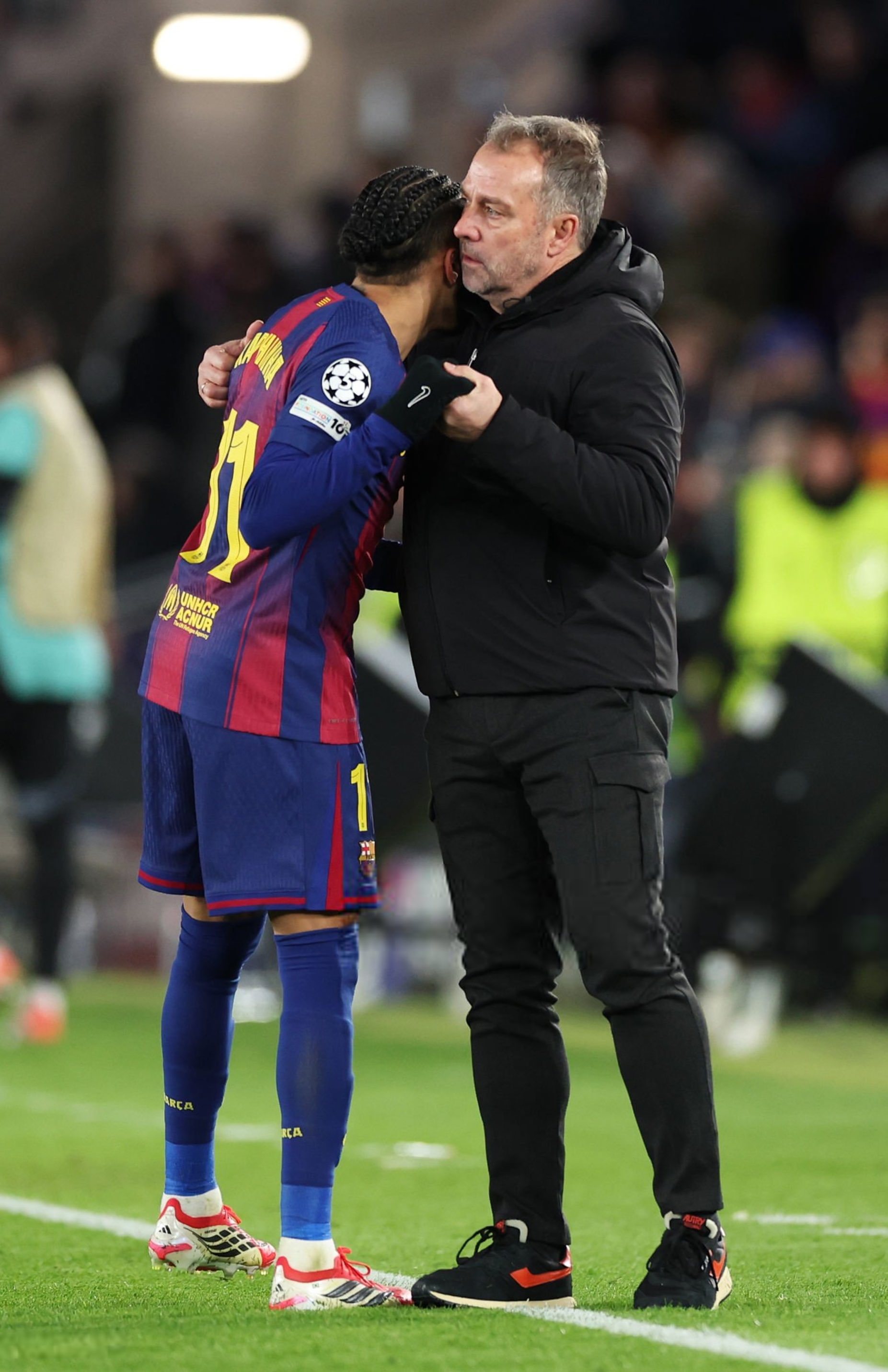 世体：拉菲尼亚伤停让弗里克很受打击，尤其是接下来的关键战役阶段，拉菲尼亚本赛季缺