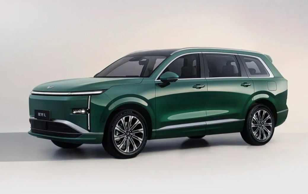 五菱星光L这回五菱的车型可算是高大上一回啦，这外观确实挺好看。车身也接近5米了，