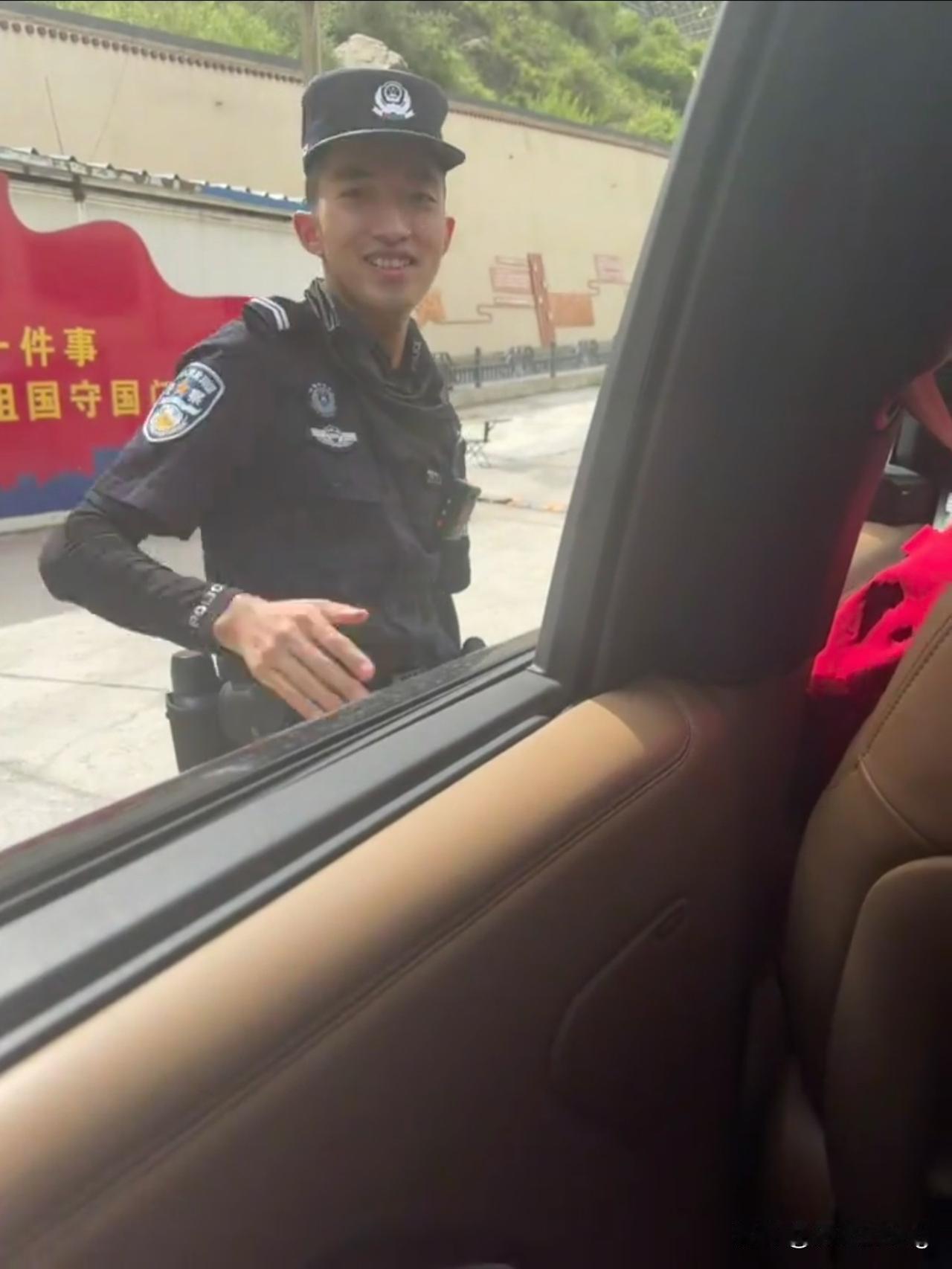 他叫杨世子，来自于云南文山，在这次吉隆口岸事故中失联！据他的一位高中同学和家