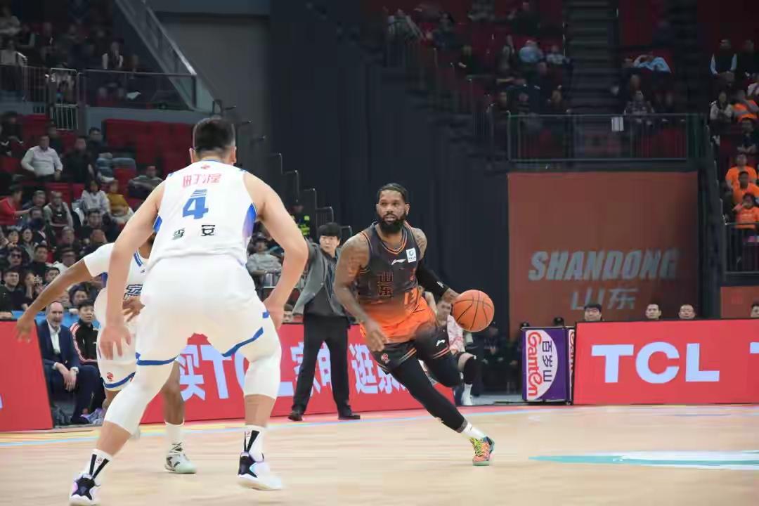 CBA山东高速男篮，传出来与小外援迈尔斯・鲍威尔正式解约。山东高速男篮新签的琼