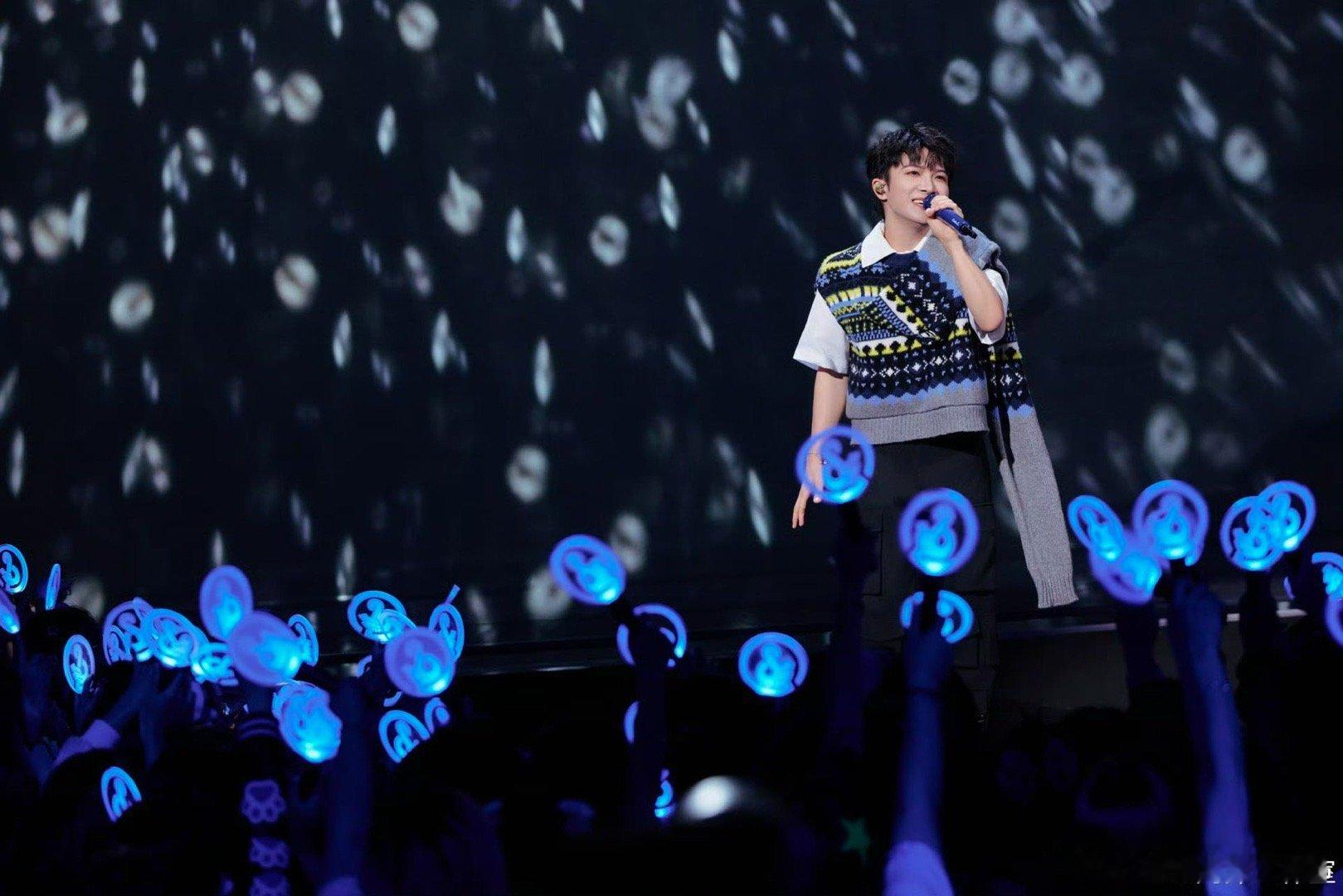 从高亢到温柔，周深的声音像拥有魔法，《象人》的力量感让人热血沸腾，《雨季又来临》