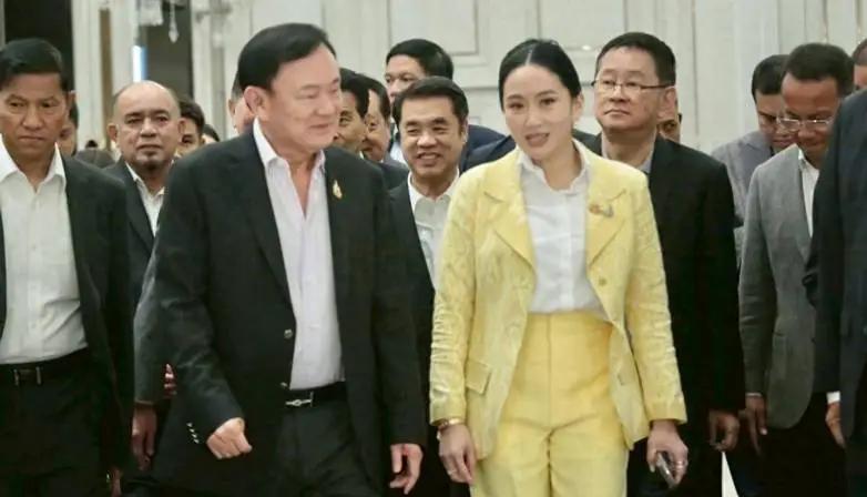 他信携女儿佩通坦此时出国了，据报道，他信已携家人一行5人前往新加坡处理私人事务，