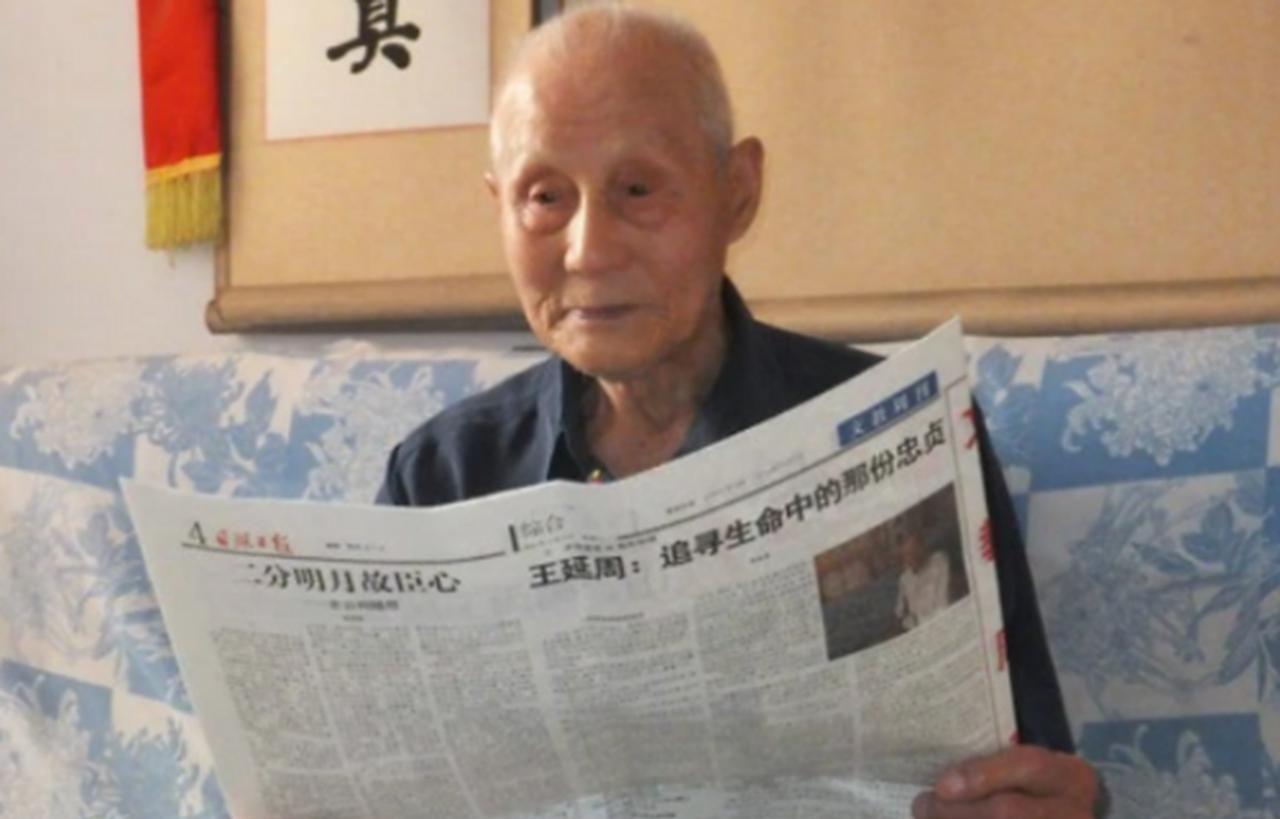 1983年，63岁老人正给领导倒水，领导低头一看，这老人竟穿着空军专用的拉练裤，