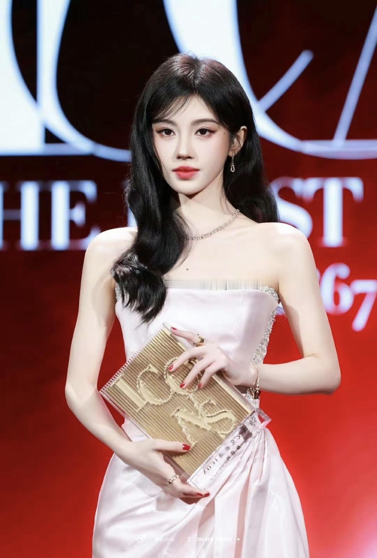 抹胸设计露出精致锁骨，缎面裙摆摇曳生姿，鞠婧祎这一身，是行走的浪漫[比心]粉纱似