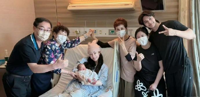 张檬剖腹产次日便抱娃，这恢复速度令人诧异，产后妈妈们的状态各有不同呀。