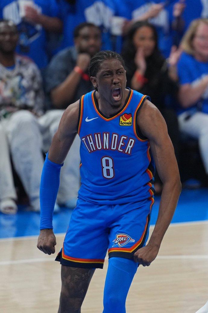 湖人好消息来了，杰伦-威廉姆斯，雷霆队中的二号得分手，攻防一体的球员。能够对于詹