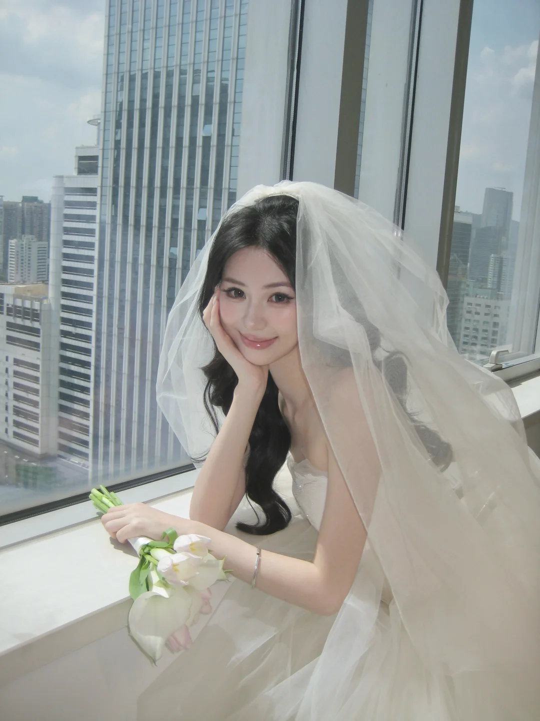 洁白的婚纱 手捧着鲜花