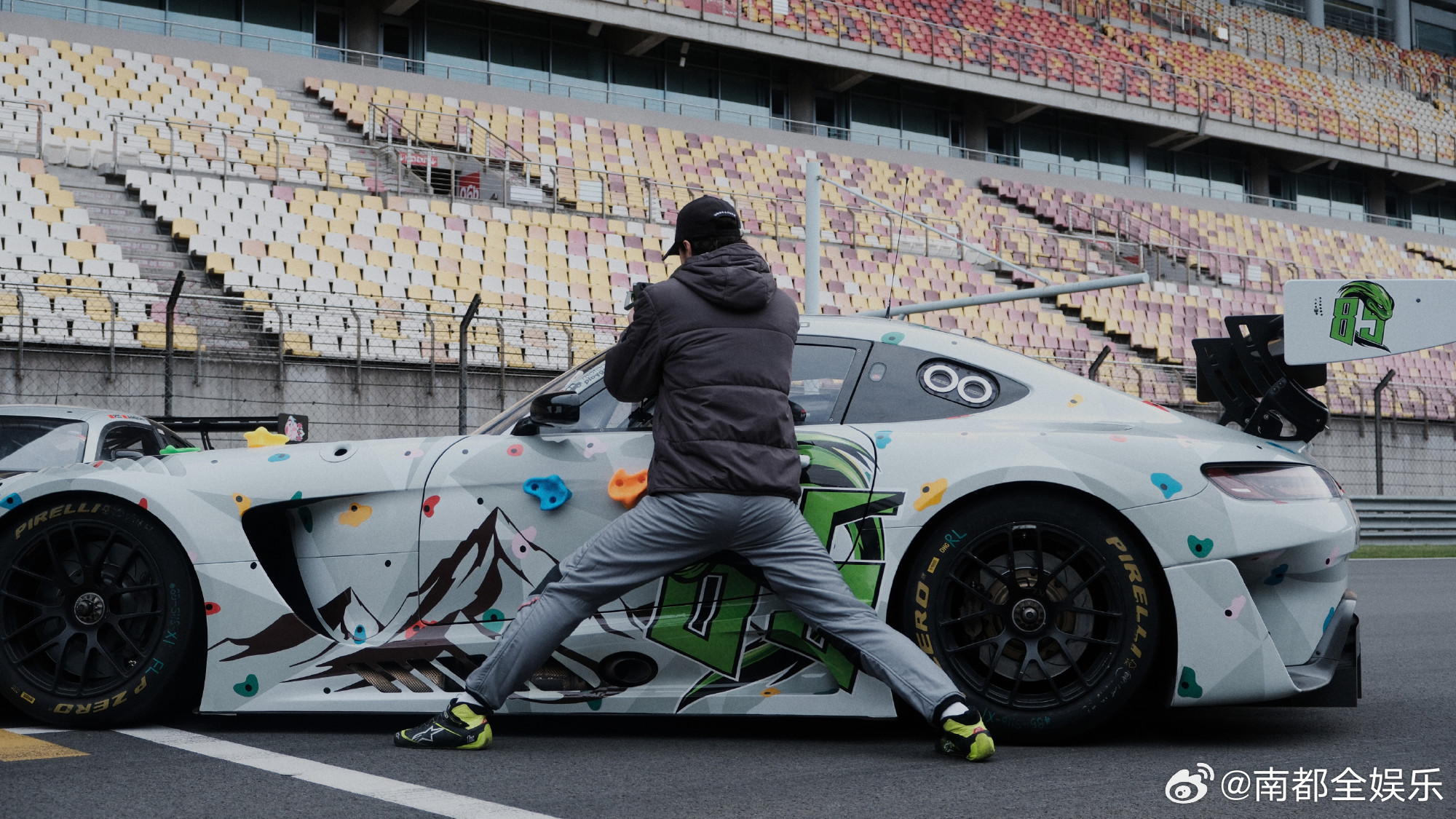 王一博一生要出片的中国男人近日，王一博工作室晒出王一博的练车plog，并配文：