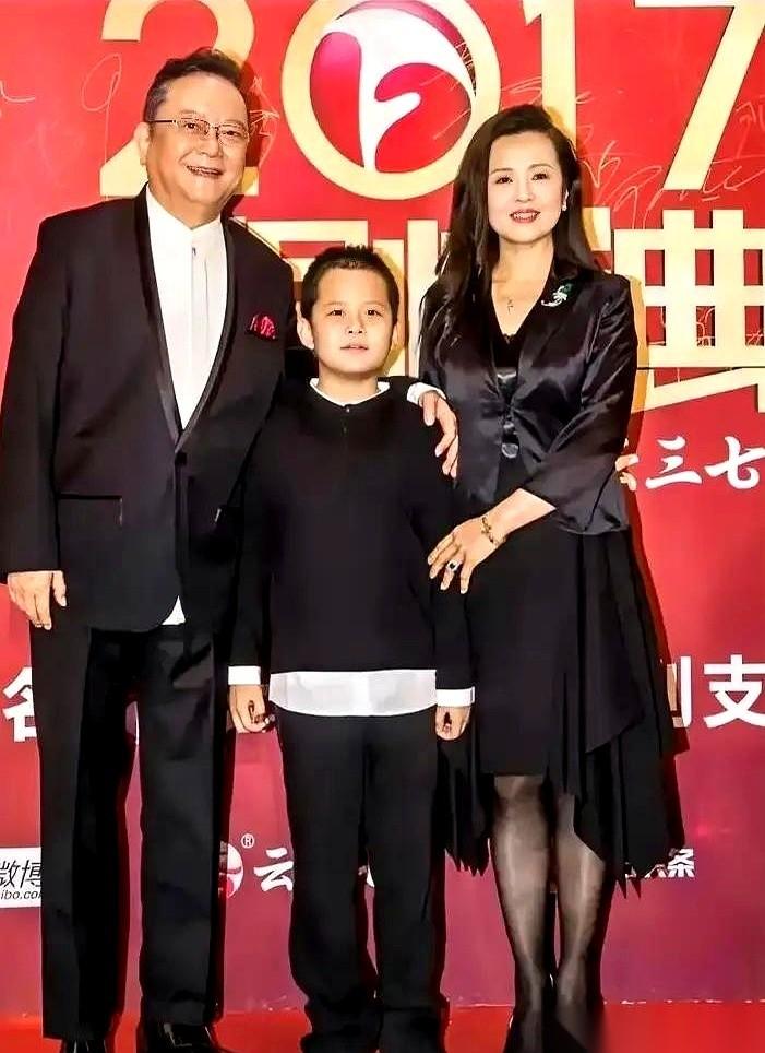 77岁的王刚，本该是提笼遛鸟、安享晚年的年纪。可镜头一转，他却出现在了深夜的话
