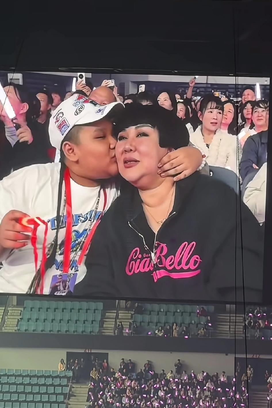 岳云鹏演唱会郭汾阳亲妈妈，这么大还留着百岁辫，老郭两口子有点过于溺爱了老郭天天