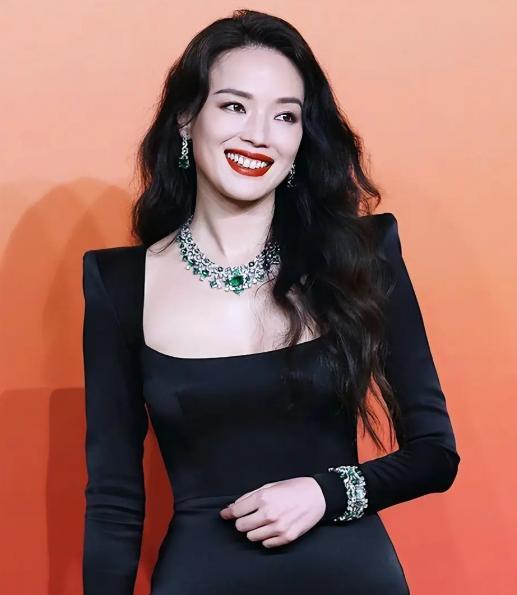 主持人好奇地问舒淇："你和冯德伦已经结婚了9年，为什么还不生孩子？"舒淇说："我