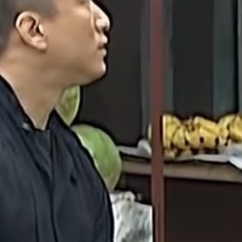 红豆的种植：1.土壤与催芽：在盆底铺1层陶粒或小石子作为排水层，再加入营养土。将