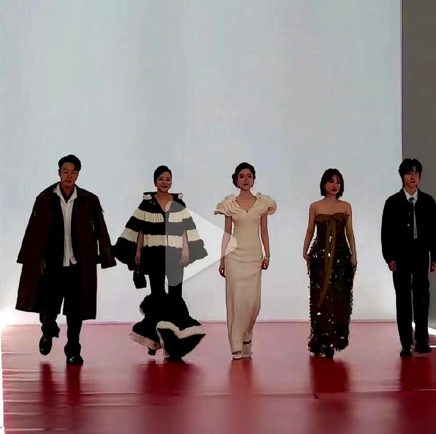 别再吹少女感了。46岁的陈辰走红毯，比26岁更抢眼。昨天上海电影节，她一站上主