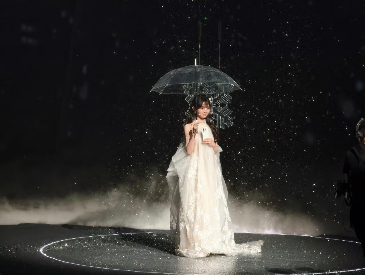 田曦薇线下商务活动美翻了，完全就是雪之公主👸这个小田好权威