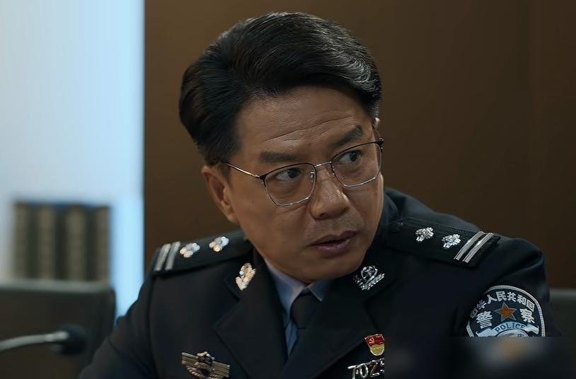 《藏锋》不懂就问，谭彦没有当上宣传处的处长，调到特警支队当政委，谭彦很不愿意，他的兄弟们也不高兴，特
