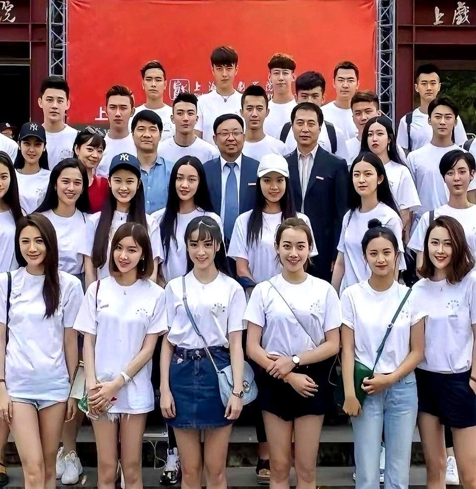 翻到田曦薇那张毕业合影，才知道有些人为什么总能在人群里先被看见。没有浓妆和包装