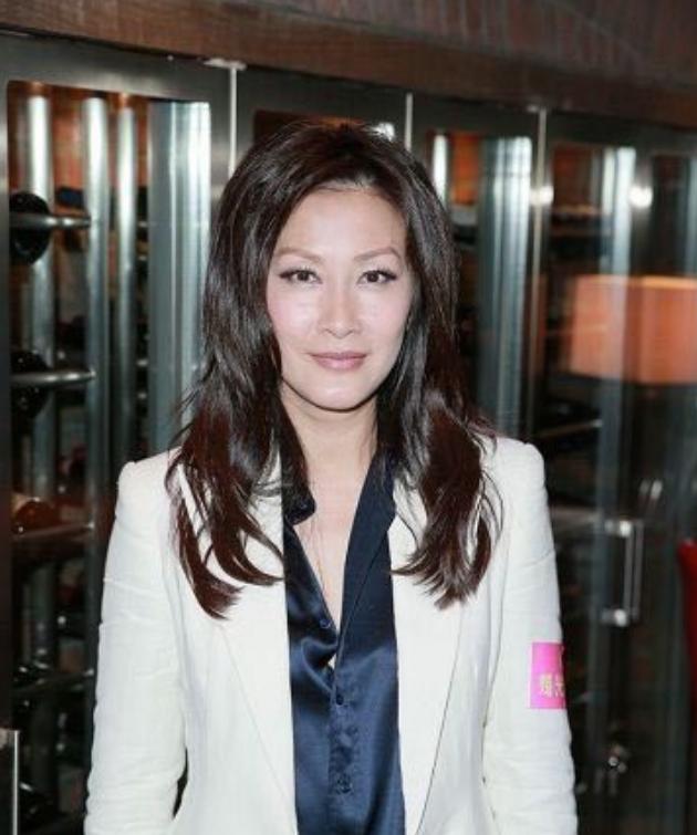 2001年，陈慧珊结束了与丈夫钟伟民的婚姻，选择与梁锦松走近。没想到后来梁锦松因