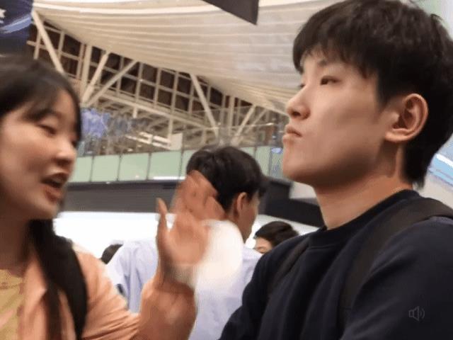 张本美和在赛场外要比哥哥活泼随和多了，她娇嗲的玩笑着哥哥，哥哥则是一脸严肃！两