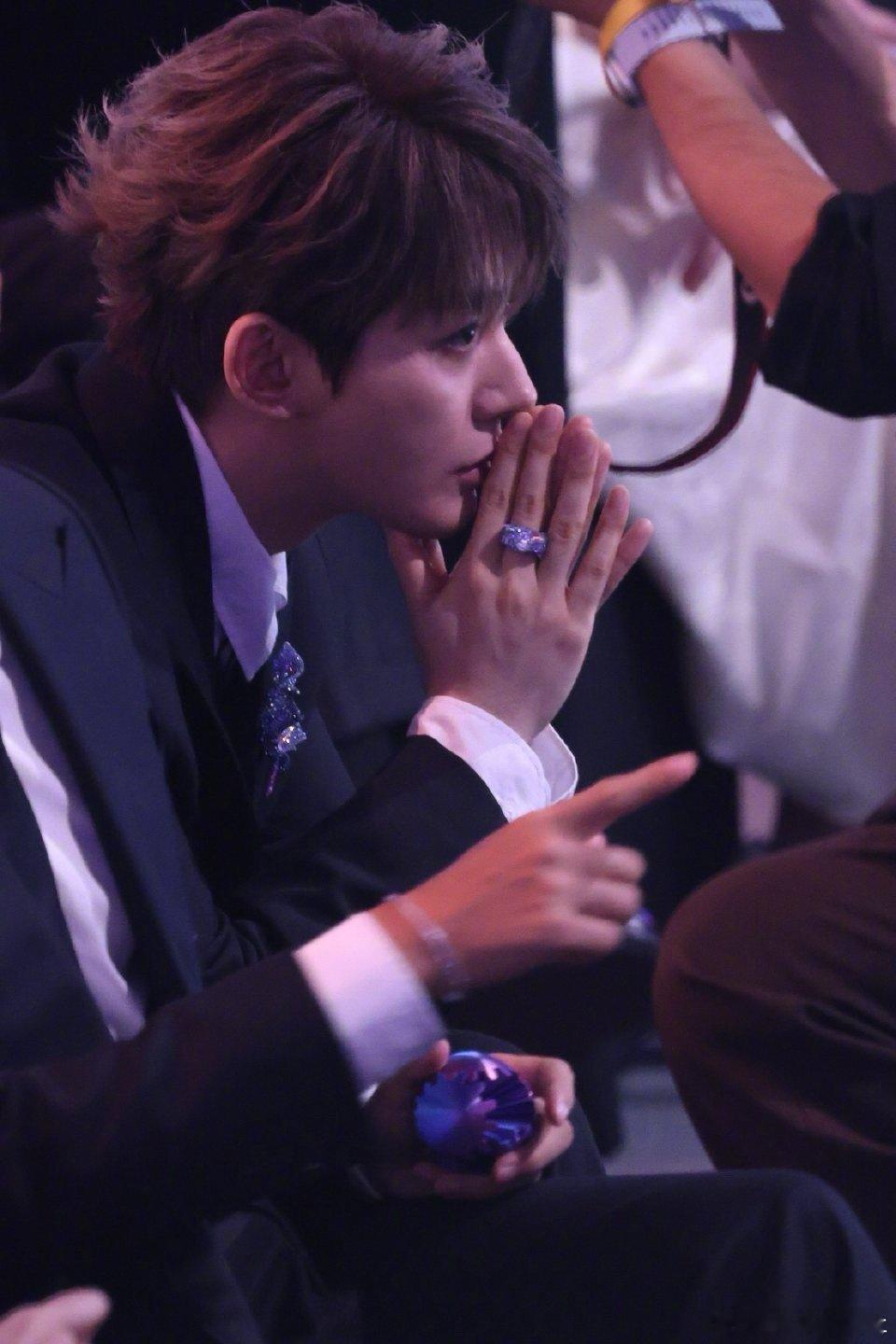 邓为哥哥真的好适合穿西装啊，西装男大具象化！｜邓为