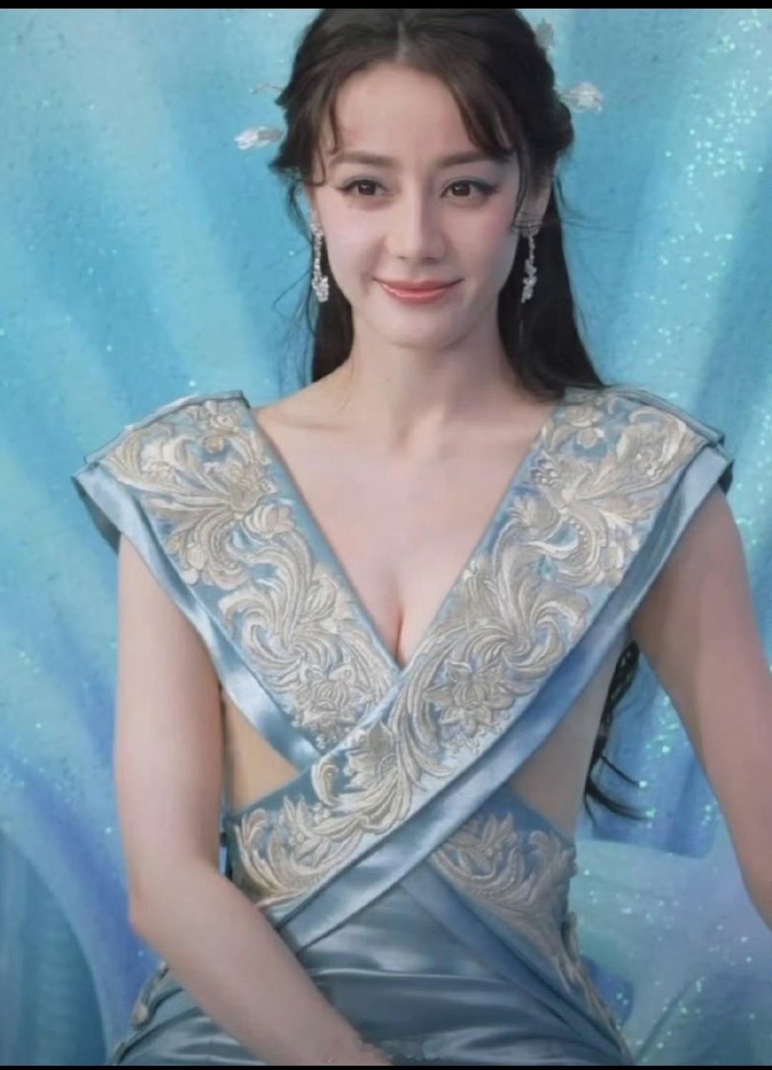 迪丽热巴工作室不做审核的吗？？这造型是顶流女艺人该有的妆造吗？欺负8️⃣脾气好吗