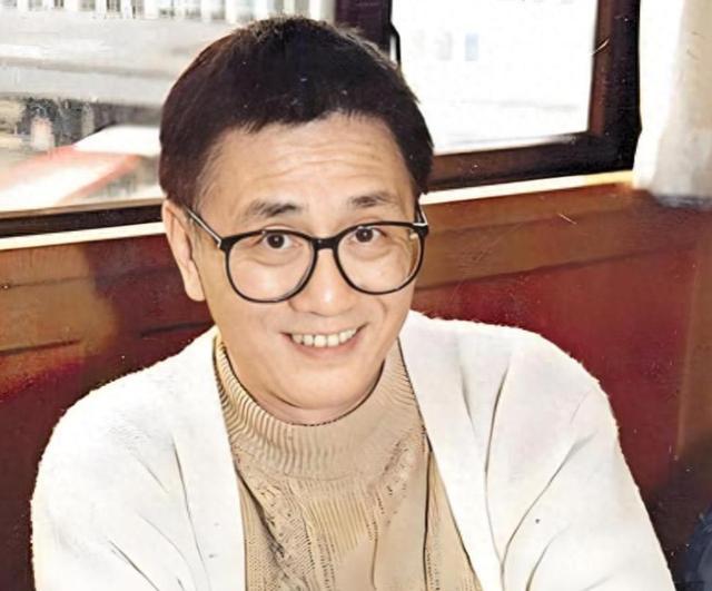 香港尖沙咀酒醉下跪成龙，三段情史风流半生，黄霑用15万字论文诠释何为“俗到极致便