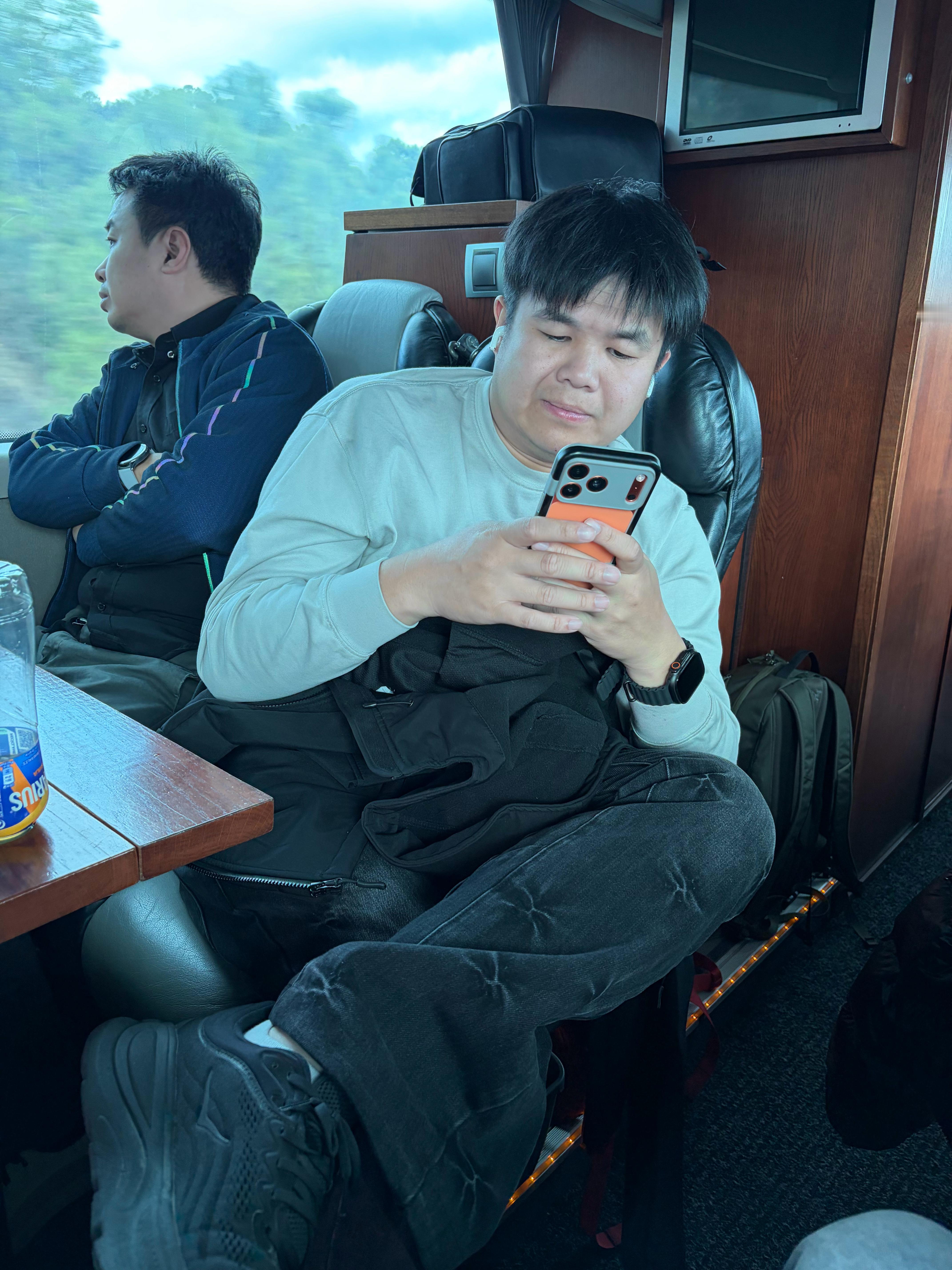 没想到盛总小小年纪，也穿上hoka了，这一下就登起来了