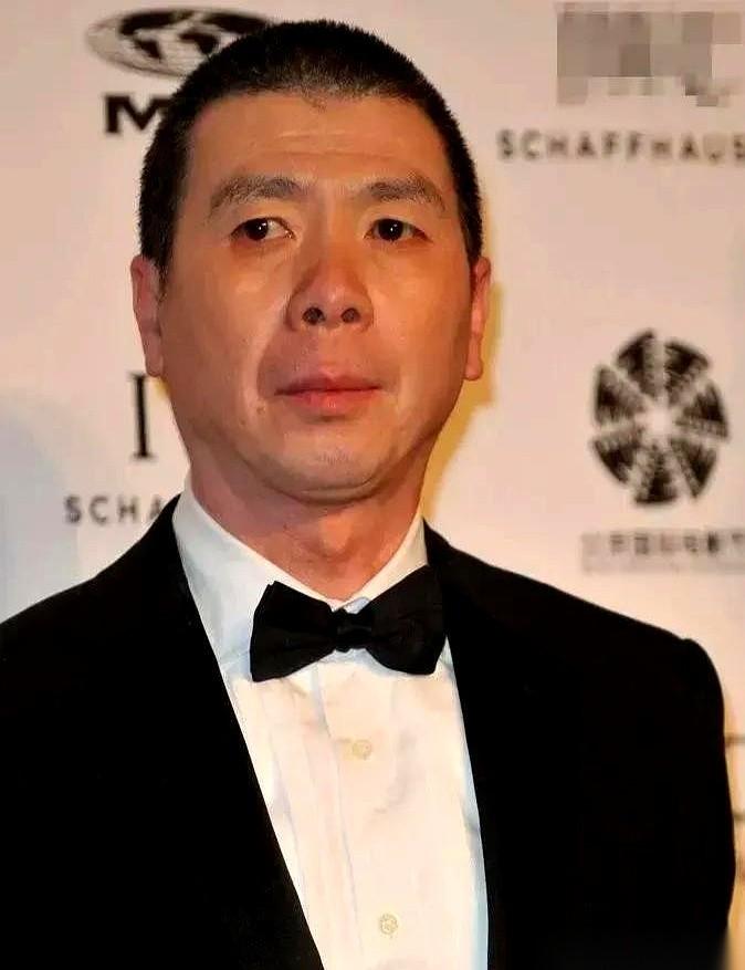 医院里，看上个漂亮护士，刚想上去要个微信，直接被人家老公揪住了衣领。旁边人都看