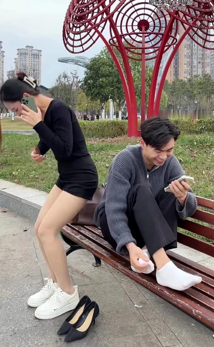 脚疼死了！鞋子呢？