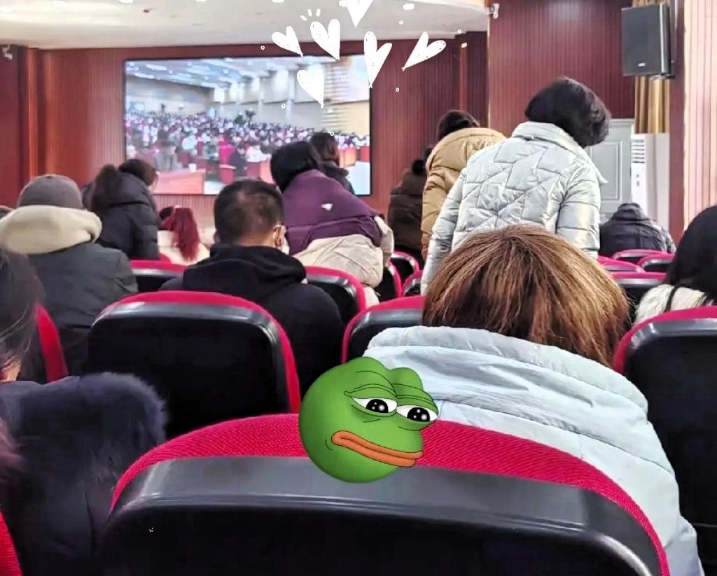 上午刚开完教职工大会，我彻底懵了，现在的老师真的太难当了。上面要求，开学不