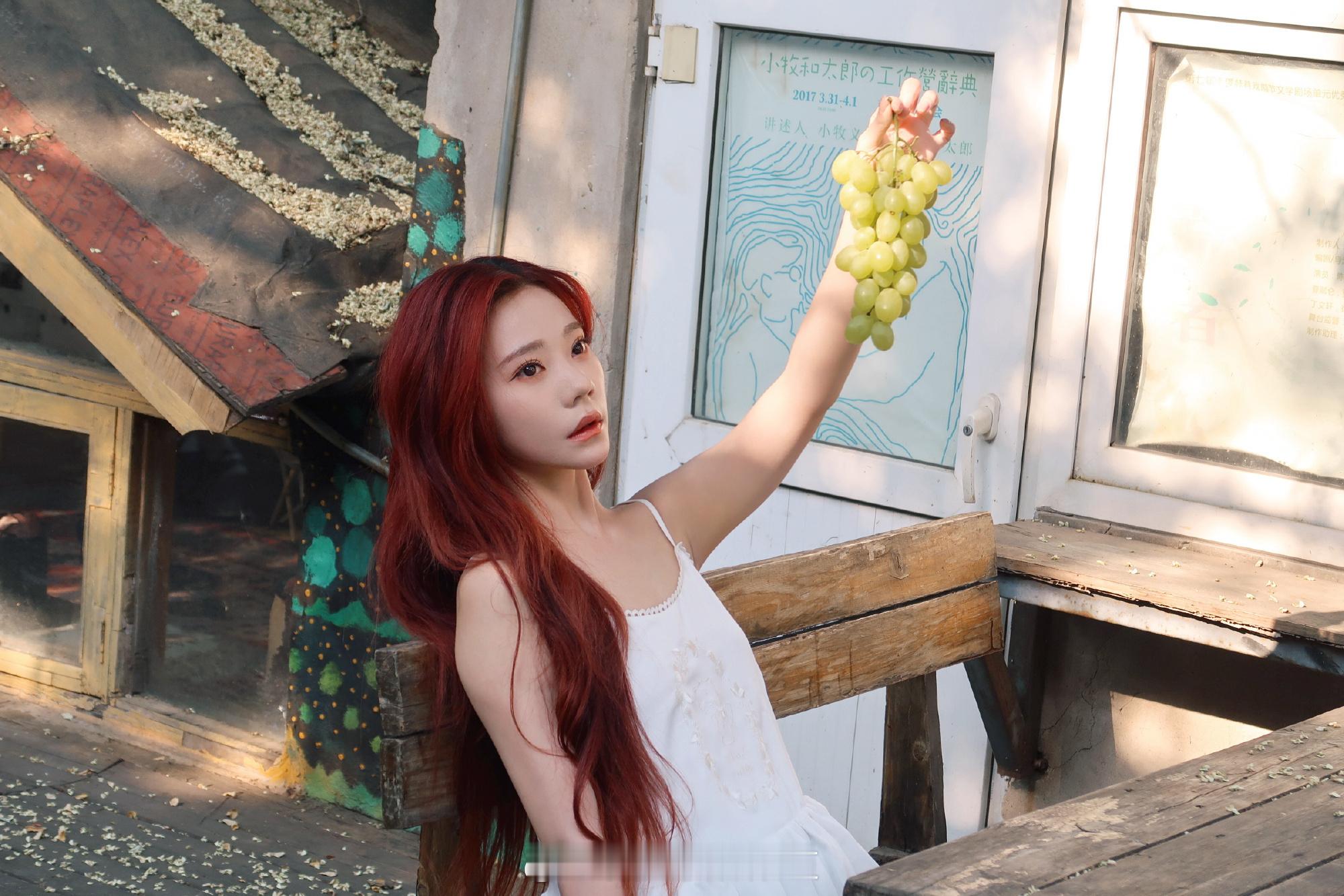 张紫宁白色吊带蕾丝裙