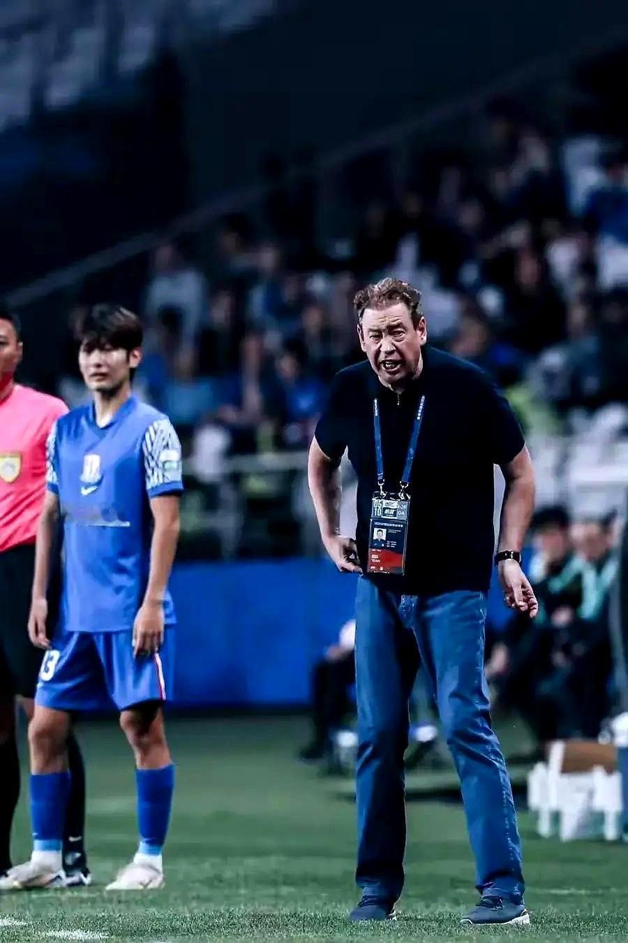 那些贬申花司机，吹海港光头的，我就问码头的茹萨赛季报销有人总拿这两个教练比来比