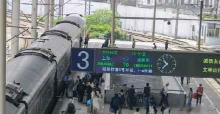 一场占座大讨论，一次普及规则的契机三张硬座票，两袋零食占了个空座，无座旅客想坐