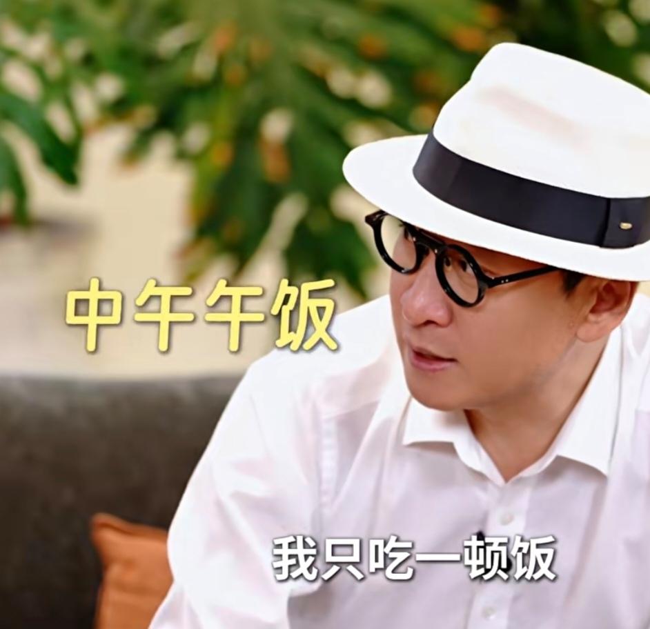 看周杰这段采访，真的刷新认知。李静问他平时怎么养生，一天吃几顿饭。周杰坦