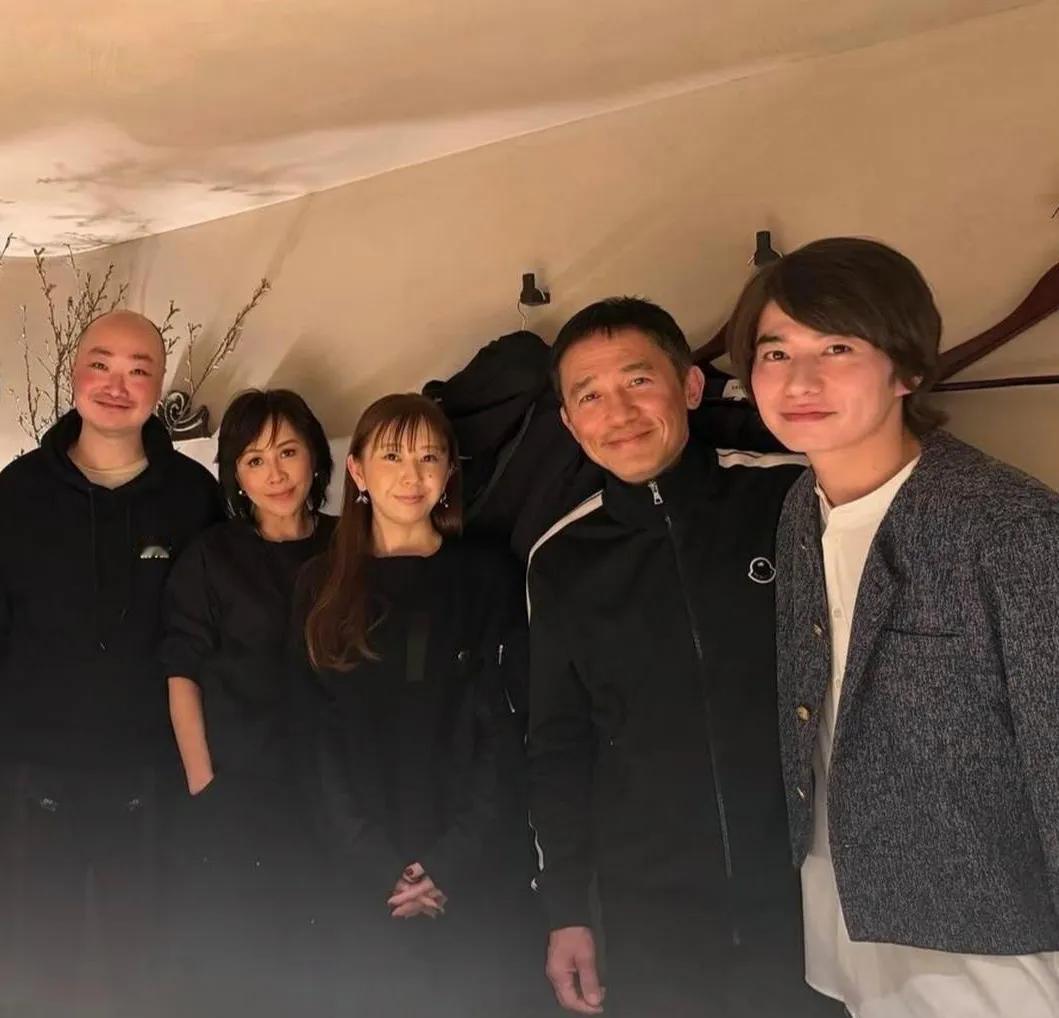 梁朝伟和刘嘉玲在日本跟好友吃饭，跟好友碰杯说笑，全程聊得尽兴，喝得满脸通红，俩人