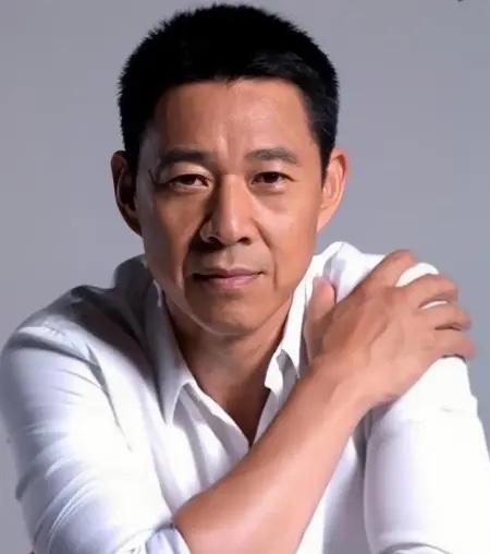 1991年，刘威跟张丰毅借钱，他写了一张借条，张丰毅把借条给老婆收着，后来刘威去
