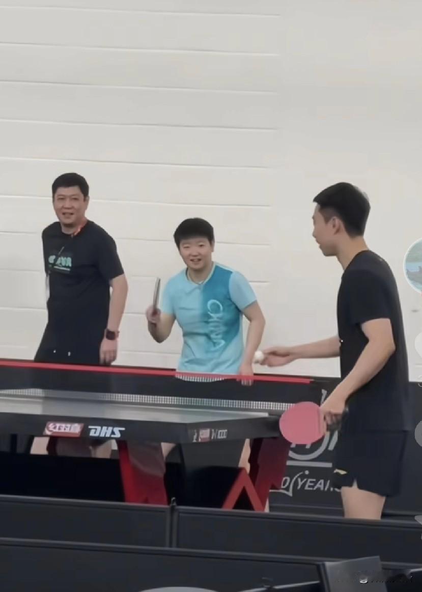 今天莎莎在赛前训练时，看到于子洋和莎莎一起练球，肖导也模仿帕拉南来给莎莎陪练，于