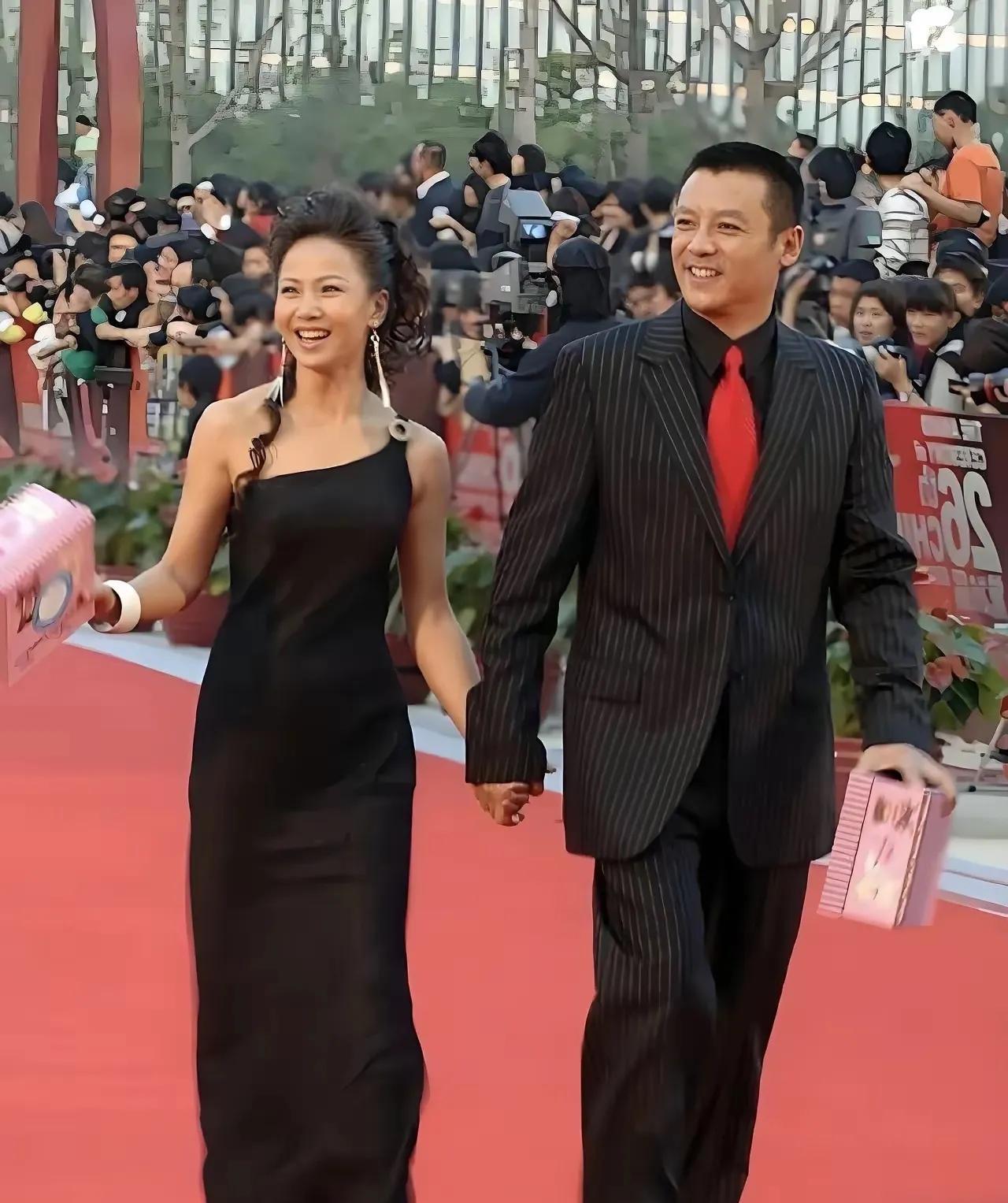 赵越、佟凡，一对低调恩爱的夫妻！他俩结婚28年了，选择了丁克生活，如今已做好了退
