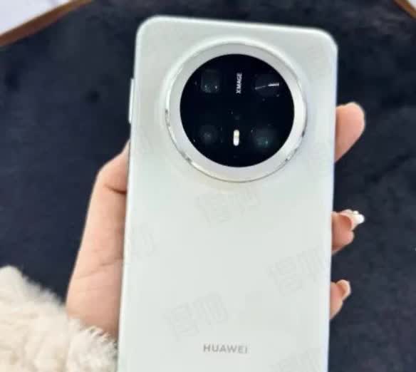 上周纪念日，老公送了我一台华为Mate70Pro，墨玉青的配色低调又大气。昨天
