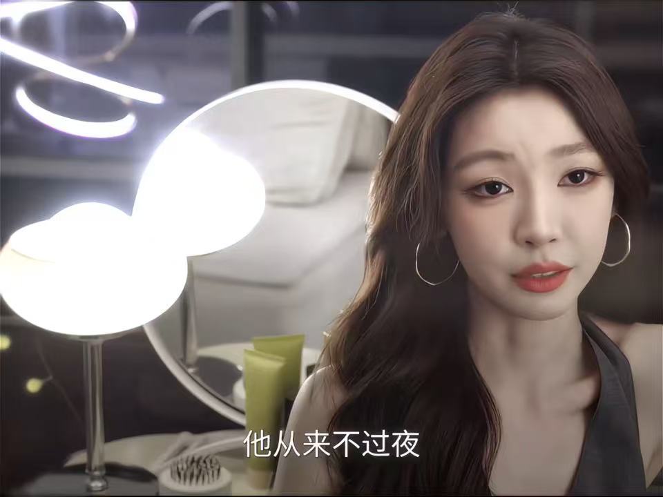 李一桐易梦玲《美人余》，俩美女同框就是养眼。易梦玲角色是小三但动机是搞钱，不图男人图offer。这年