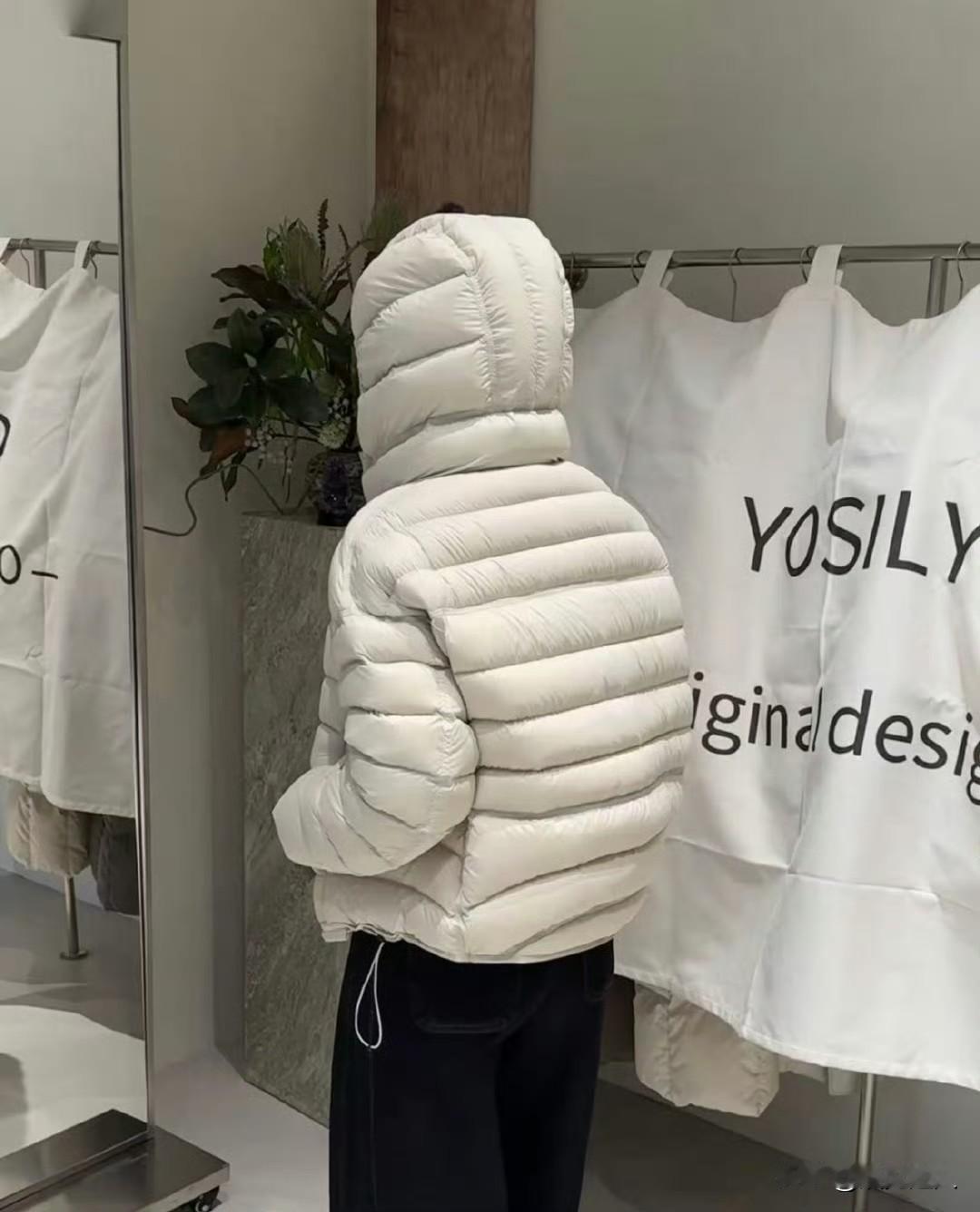 今年冬天最火的俩单品，弯刀裤和龟背羽绒服，简直是全网刷屏。刚看的时候真懵，