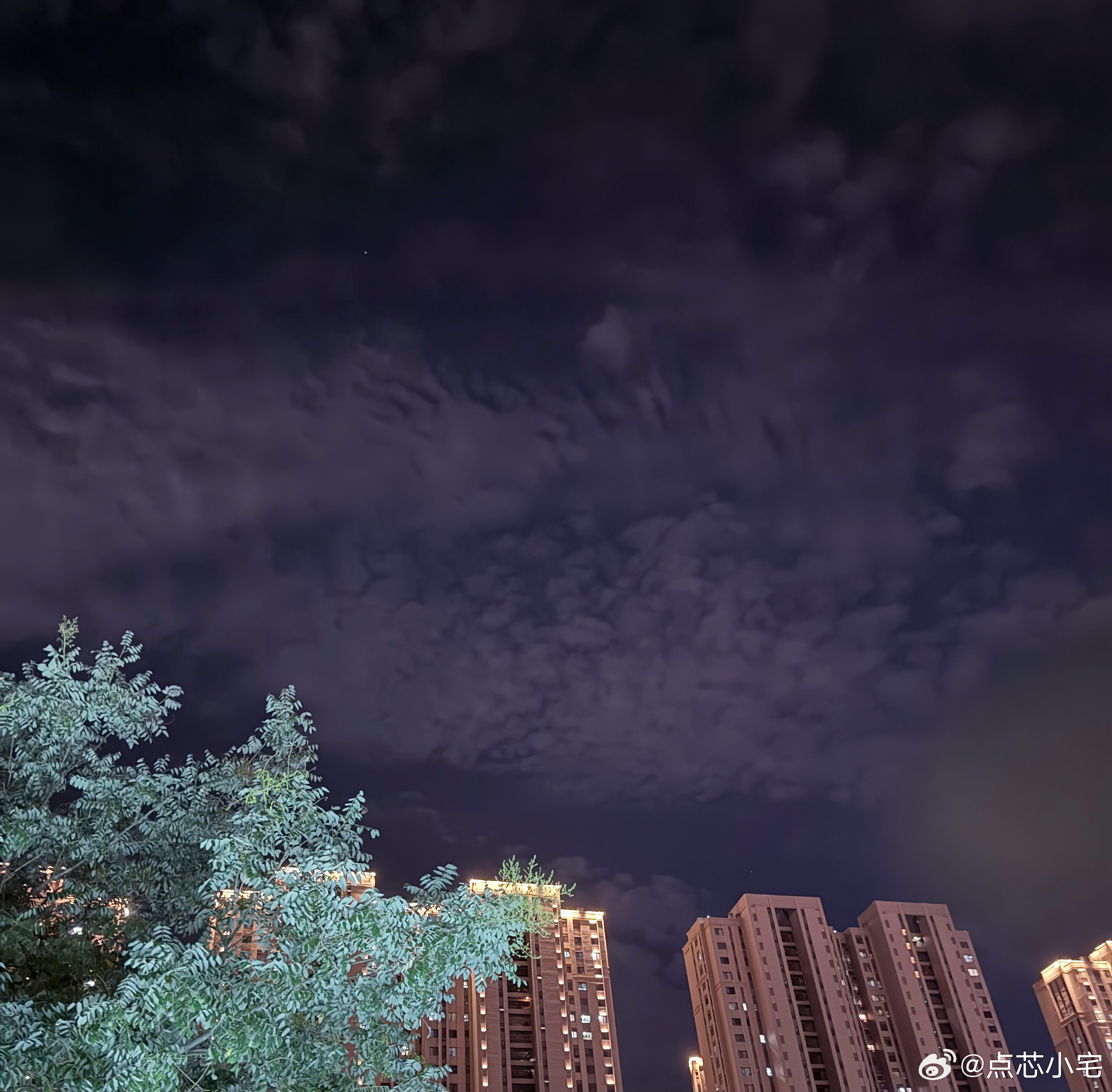血月大家怎么都拍到了？只有我这里连颗星星都没有。另外难道月全食的意思就是没