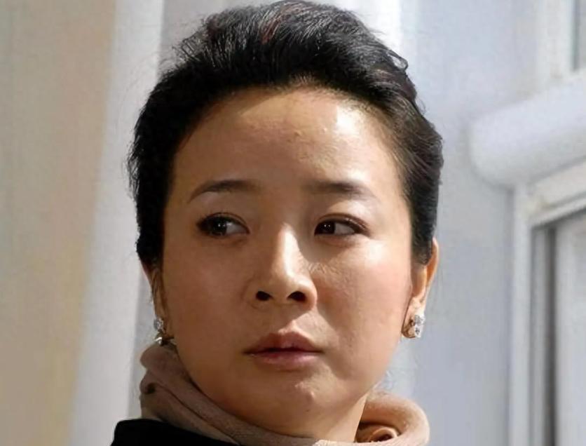 她是国家一级女演员，多次给坐轮椅丈夫戴绿帽，现在儿子也是演员主要信源：（中国