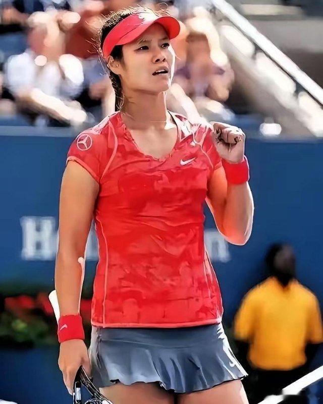 李娜这次又被骂了！有球迷发现李娜退役后办了网球学校，国家队请她执教她不去，让她带