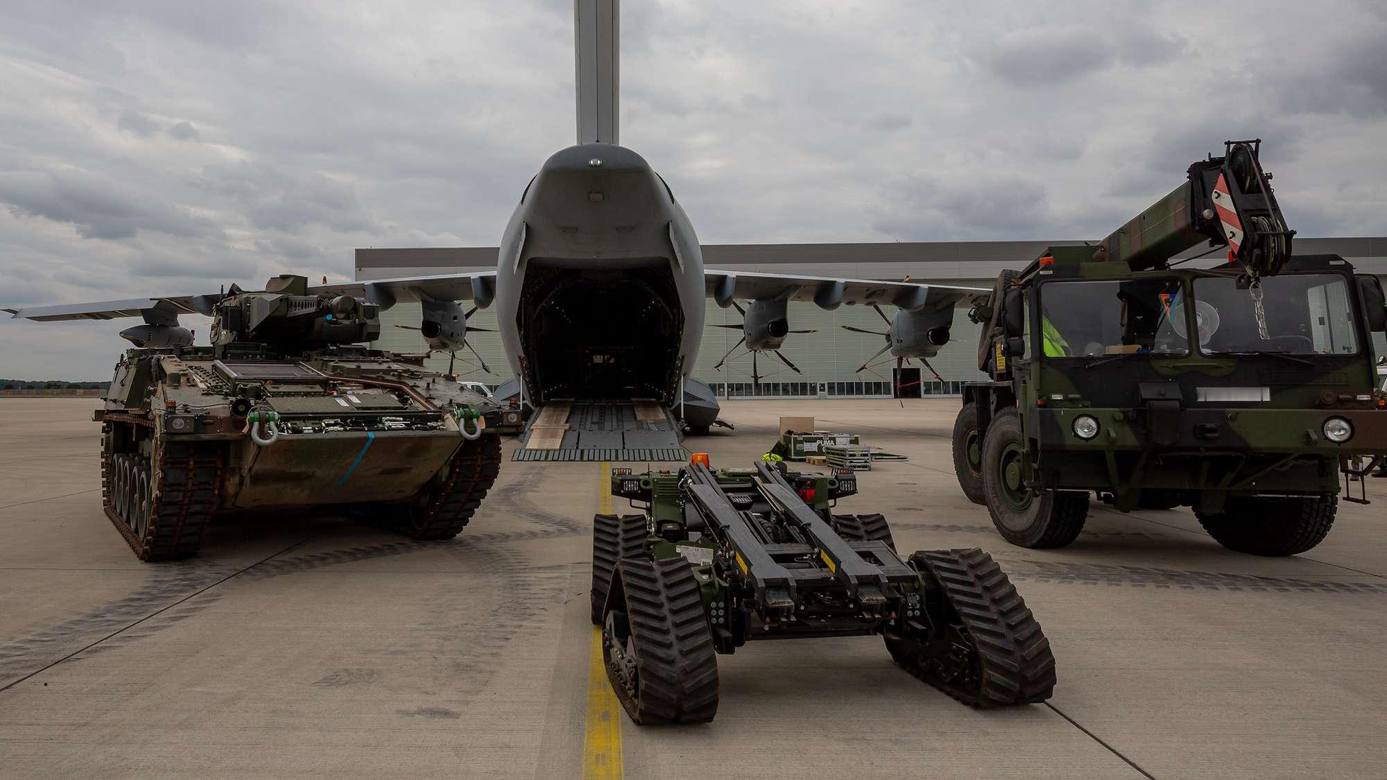 每天认识一件兵器德军进行首次A-400M运输机空运“美洲豹”步兵战车实验，A-