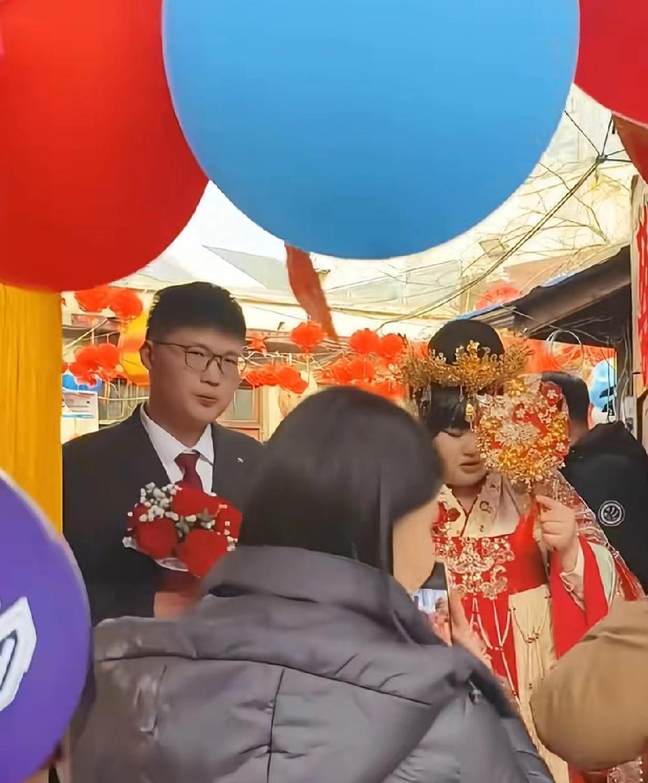 朱之文家的千金大小姐嫁人了，不愧是一家人，女婿这长相和朱小伟十分相似，乍一看还以