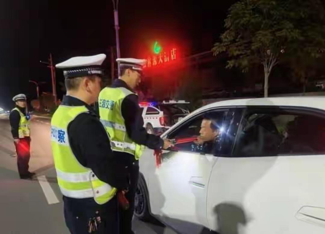 扬州，丈夫邵某酒后和妻子吵架，赌气要开车回连云港老家。妻子劝他叫代驾，他不听，拉