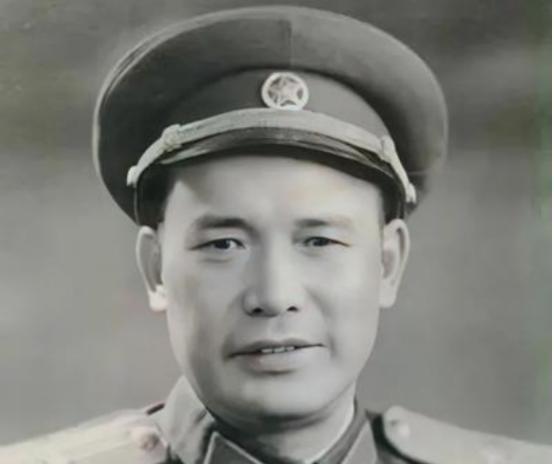 1946年，解放军为投诚的2000土匪设宴接风。席间，匪首脱下大衣，顺手挂到墙上