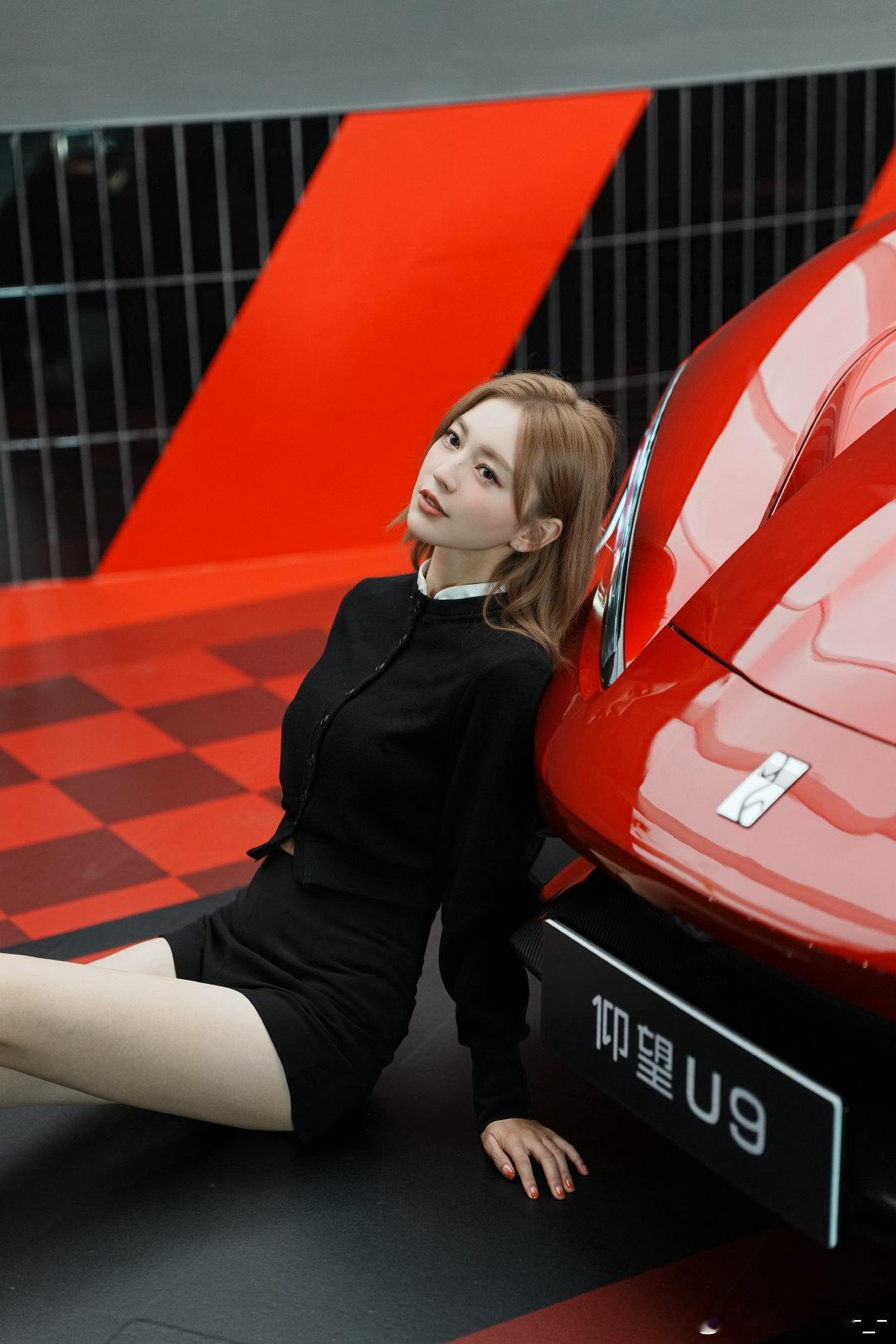 喜欢哪个颜色的仰望u7，挑一台吧明天才能发新出的那个颜色，星河蓝外观，旭光橙内